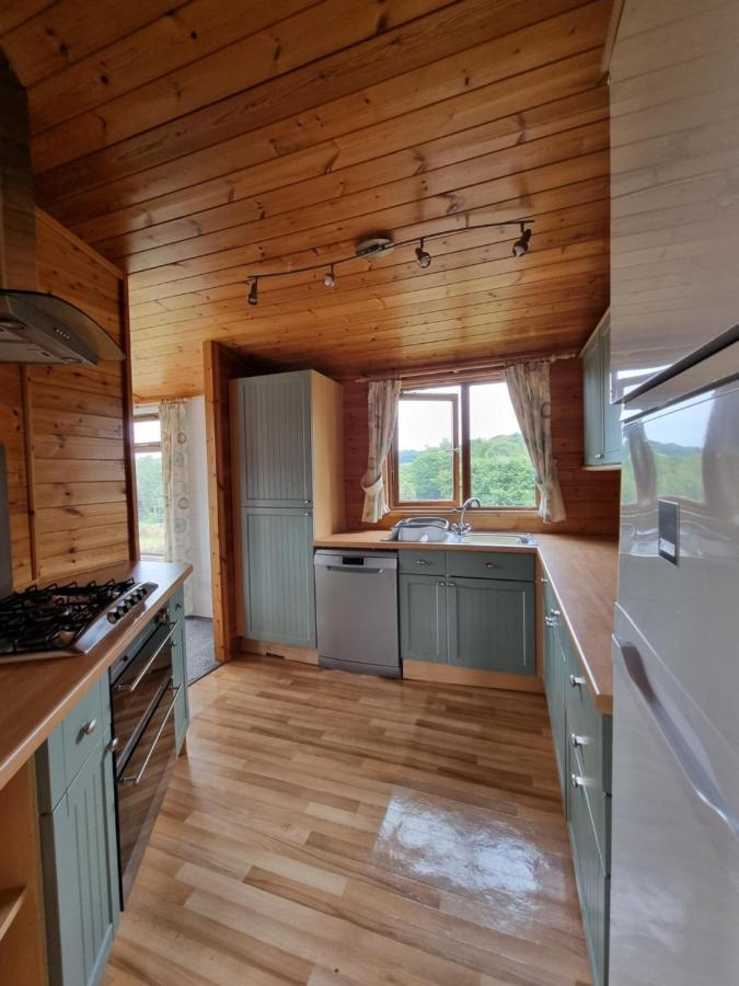 Beautiful Willow Lodge 67-4-6 Persons-Private Hot Tub-Pet Friendly-Tranquil Holiday Away From It All Yet Not Far To St Austell-The Holiday Home Has Two Bedrooms, Living & Dining Area, Equipped Kitchen -Decking-Al Fresco Dining-Fishing Lakes-Pet Frien Grampound Экстерьер фото