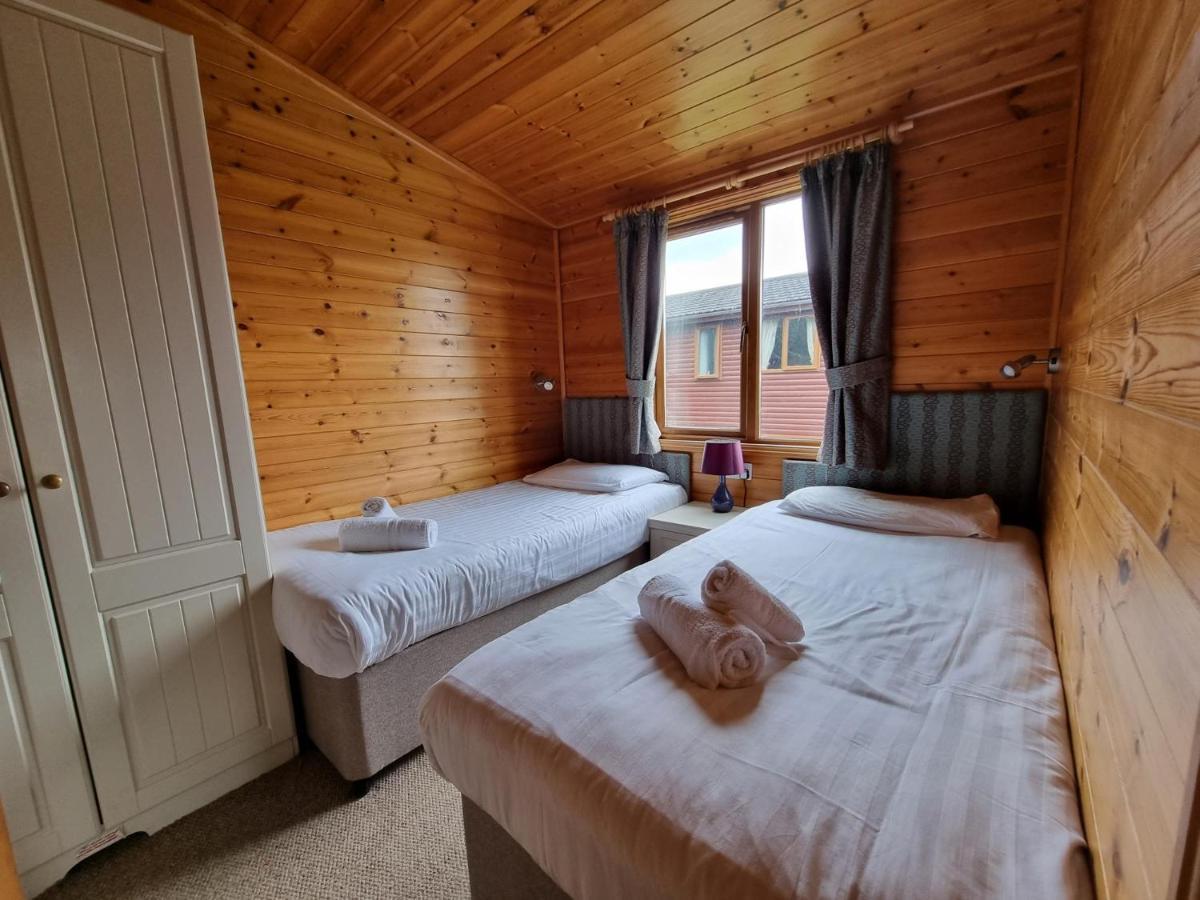 Beautiful Willow Lodge 67-4-6 Persons-Private Hot Tub-Pet Friendly-Tranquil Holiday Away From It All Yet Not Far To St Austell-The Holiday Home Has Two Bedrooms, Living & Dining Area, Equipped Kitchen -Decking-Al Fresco Dining-Fishing Lakes-Pet Frien Grampound Экстерьер фото