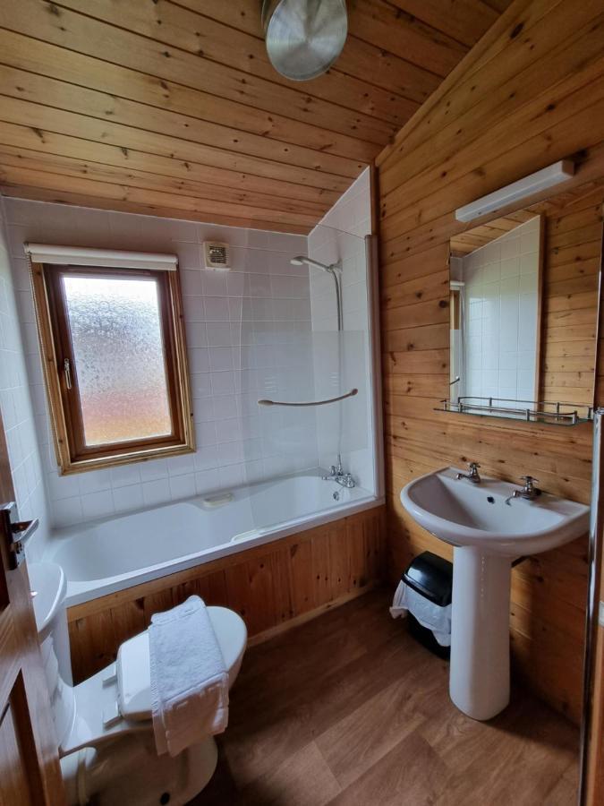 Beautiful Willow Lodge 67-4-6 Persons-Private Hot Tub-Pet Friendly-Tranquil Holiday Away From It All Yet Not Far To St Austell-The Holiday Home Has Two Bedrooms, Living & Dining Area, Equipped Kitchen -Decking-Al Fresco Dining-Fishing Lakes-Pet Frien Grampound Экстерьер фото