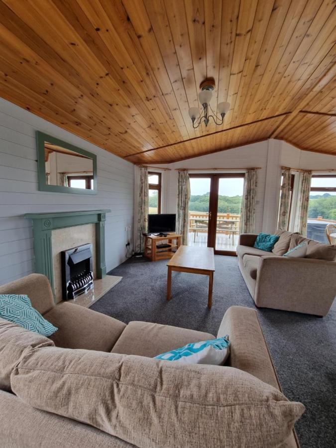 Beautiful Willow Lodge 67-4-6 Persons-Private Hot Tub-Pet Friendly-Tranquil Holiday Away From It All Yet Not Far To St Austell-The Holiday Home Has Two Bedrooms, Living & Dining Area, Equipped Kitchen -Decking-Al Fresco Dining-Fishing Lakes-Pet Frien Grampound Экстерьер фото