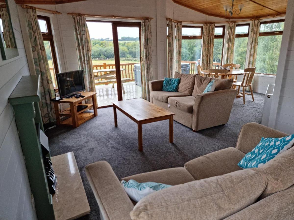 Beautiful Willow Lodge 67-4-6 Persons-Private Hot Tub-Pet Friendly-Tranquil Holiday Away From It All Yet Not Far To St Austell-The Holiday Home Has Two Bedrooms, Living & Dining Area, Equipped Kitchen -Decking-Al Fresco Dining-Fishing Lakes-Pet Frien Grampound Экстерьер фото
