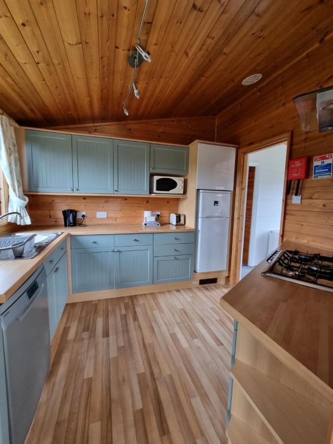 Beautiful Willow Lodge 67-4-6 Persons-Private Hot Tub-Pet Friendly-Tranquil Holiday Away From It All Yet Not Far To St Austell-The Holiday Home Has Two Bedrooms, Living & Dining Area, Equipped Kitchen -Decking-Al Fresco Dining-Fishing Lakes-Pet Frien Grampound Экстерьер фото