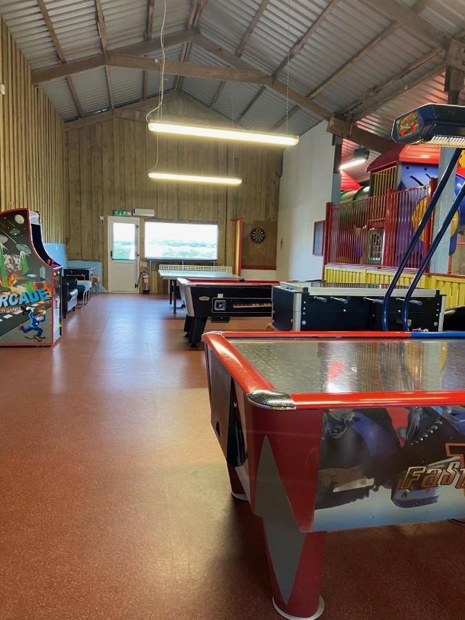 Beautiful Willow Lodge 67-4-6 Persons-Private Hot Tub-Pet Friendly-Tranquil Holiday Away From It All Yet Not Far To St Austell-The Holiday Home Has Two Bedrooms, Living & Dining Area, Equipped Kitchen -Decking-Al Fresco Dining-Fishing Lakes-Pet Frien Grampound Экстерьер фото