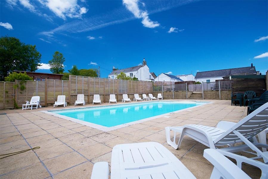 Beautiful Willow Lodge 67-4-6 Persons-Private Hot Tub-Pet Friendly-Tranquil Holiday Away From It All Yet Not Far To St Austell-The Holiday Home Has Two Bedrooms, Living & Dining Area, Equipped Kitchen -Decking-Al Fresco Dining-Fishing Lakes-Pet Frien Grampound Экстерьер фото