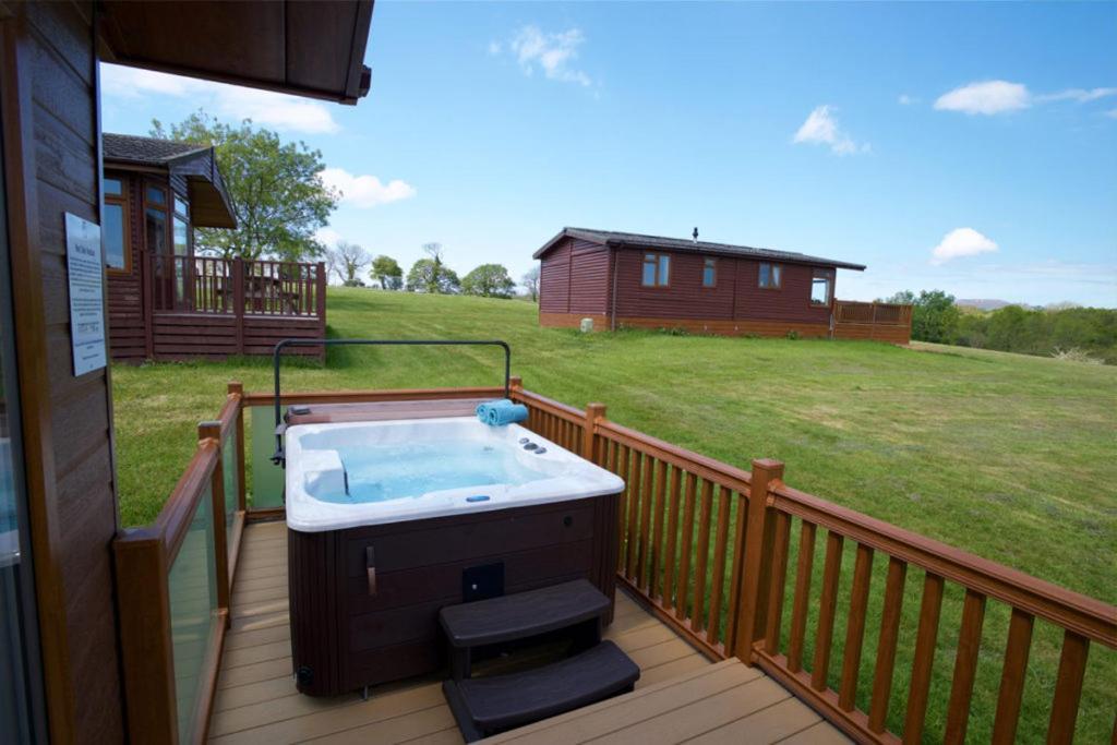 Beautiful Willow Lodge 67-4-6 Persons-Private Hot Tub-Pet Friendly-Tranquil Holiday Away From It All Yet Not Far To St Austell-The Holiday Home Has Two Bedrooms, Living & Dining Area, Equipped Kitchen -Decking-Al Fresco Dining-Fishing Lakes-Pet Frien Grampound Экстерьер фото